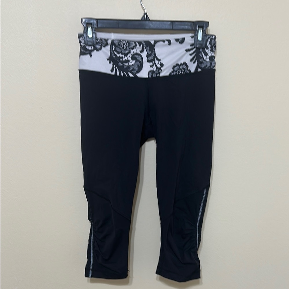 Lululemon Athletica Black and‎ White Floral Leggings
